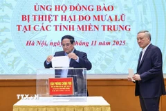 Thủ tướng Phạm Minh Chính quyên góp ủng hộ đồng bào bị thiệt hại do mưa lũ tại các tỉnh miền Trung. (Ảnh: Dương Giang/TTXVN)