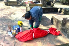 Xác cá voi được người dân an táng theo phong tục của địa phương. (Nguồn: Báo Quảng Trị)