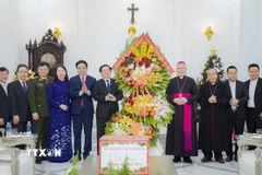 Phó Thủ tướng Chính phủ Hồ Quốc Dũng cùng đoàn công tác đến thăm, chúc mừng Tổng Giám mục Đặng Đức Ngân cùng các linh mục, chức sắc, tu sỹ Giáo phận Huế nhân dịp Lễ Giáng sinh năm 2025. (Ảnh: Văn Dũng/TTXVN)