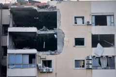 Một tòa nhà chung cư bị hư hại sau một cuộc không kích của Israel tại Dahiyeh, vùng ngoại ô phía nam Beirut. (Nguồn: AP)