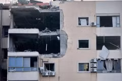 Một tòa nhà chung cư bị hư hại sau một cuộc không kích của Israel tại Dahiyeh, vùng ngoại ô phía nam Beirut. (Nguồn: AP)