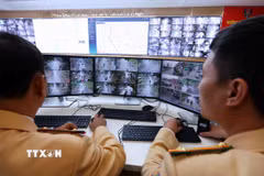 Camera giám sát được bố trí tại gần 200 nút giao khắp thành phố Hà Nội. (Ảnh: Phạm Kiên/TTXVN)