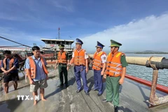 Lực lượng chức năng kiểm tra hàng hóa trên phương tiện ĐN 1233. (Ảnh: TTXVN phát)