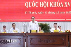 Chủ tịch Quốc hội Trần Thanh Mẫn và đại biểu Quốc hội tiếp xúc cử tri sau Kỳ họp thứ 10 tại thành phố Cần Thơ. (Ảnh: Doãn Tấn/TTXVN)