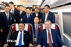 Lãnh đạo doanh nghiệp ngành đường sắt Trung Quốc tháp tùng Tổng Bí thư, Chủ tịch nước Tô Lâm trên tàu cao tốc đi thăm thành phố Nam Ninh. (Ảnh: Thống Nhất/TTXVN)