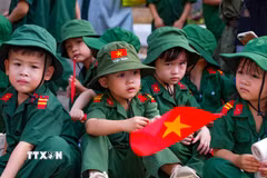 Những “chiến sỹ nhí” trong trang phục quân đội tham gia hoạt động trải nghiệm. (Ảnh: Minh Phú/TTXVN)