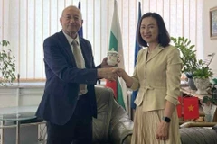 Đại sứ Việt Nam tại Bulgaria Nguyễn Thị Minh Nguyệt làm việc với ông Tsvetan Simeonov, Chủ tịch Phòng Thương mại và Công nghiệp Bulgaria (BCCI). (Ảnh: TTXVN phát)