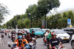Đường Đinh Bộ Lĩnh, đoạn qua Bến xe miền Đông luôn có lượng xe ôtô đông, xếp hàng dài. (Ảnh: Tiến Lực/TTXVN)