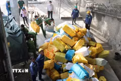 Lực lượng chức năng tiêu hủy thuốc lá lậu. (Ảnh: TTXVN phát)