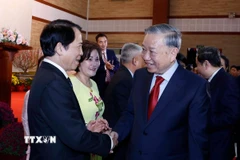 Tổng Bí thư Tô Lâm gặp gỡ cán bộ, nhân viên Đại sứ quán và cộng đồng người Việt Nam tại Campuchia. (Ảnh: Thống Nhất/TTXVN)