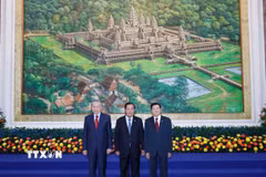 Tổng Bí thư Tô Lâm; Chủ tịch Đảng Nhân dân Campuchia Samdech Techo Hun Sen; Tổng Bí thư, Chủ tịch nước Lào Thongloun Sisoulith tại Cuộc gặp. (Ảnh: Thống Nhất/TTXVN)
