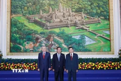 Tổng Bí thư Tô Lâm; Chủ tịch Đảng Nhân dân Campuchia Samdech Techo Hun Sen; Tổng Bí thư, Chủ tịch nước Lào Thongloun Sisoulith tại Cuộc gặp. (Ảnh: Thống Nhất/TTXVN)
