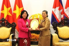 Phó Chủ tịch Đảng Nhân Campuchia Men Sam An tặng quà lưu niệm cho Chủ tịch Ủy ban Trung ương Mặt trận Tổ quốc Việt Nam Bùi Thị Minh Hoài. (Ảnh: Hoàng Minh/TTXVN)