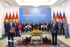 Ký kết Thỏa thuận hợp tác giữa Ủy ban Nhân dân tỉnh Đồng Nai và chính quyền tỉnh Tbong Khmum. (Ảnh: Thống Nhất/TTXVN)