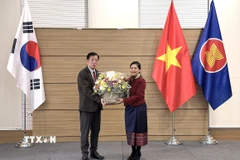 Đại sứ Lào Kaimani Orabun chúc mừng cán bộ, nhân viên Đại sứ quán Việt Nam tại Hàn Quốc nhân dịp Tết Nguyên đán Bính Ngọ 2026. (Ảnh: Khánh Vân/TTXVN)