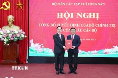 Ông Trần Cẩm Tú, Ủy viên Bộ Chính trị, Thường trực Ban Bí thư trao Quyết định của Bộ Chính trị cho đồng chí Dương Trung Ý. (Ảnh: Phương Hoa/TTXVN)