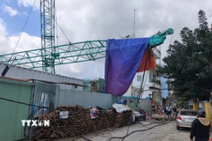 Cẩu tháp được di dời khỏi hiện trường sau sự cố. (Ảnh: Quốc Dũng/TTXVN)