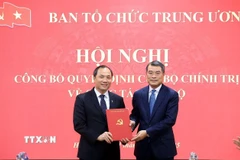 Ông Lê Minh Hưng, Ủy viên Bộ Chính trị, Bí thư Trung ương Đảng, Trưởng Ban Tổ chức Trung ương trao quyết định của Bộ Chính trị cho ông Hoàng Trung Dũng. (Ảnh: Tuấn Anh/TTXVN)