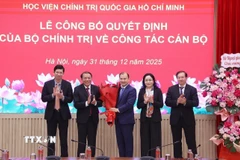 Lãnh đạo Bộ Văn hóa, Thể thao và Du lịch chúc mừng ông Lê Hải Bình. (Ảnh: Văn Điệp/TTXVN)