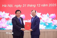 Giáo sư-Tiến sỹ Nguyễn Xuân Thắng, Ủy viên Bộ Chính trị, Bí thư Đảng ủy, Giám đốc Học viện Chính trị Quốc gia Hồ Chí Minh, Chủ tịch Hội đồng Lý luận Trung ương trao Quyết định cho ông Lê Hải Bình. (Ảnh: Văn Điệp/TTXVN)