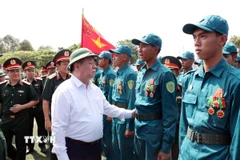 Ông Nguyễn Trọng Nghĩa động viên khối nam Dân quân tự vệ tham gia lễ diễu binh, diễu hành và phục vụ lễ diễu binh, diễu hành. (Ảnh: Xuân Khu/TTXVN)