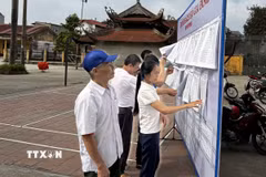 Người dân tỉnh Bắc Ninh tìm hiểu các đề án sáp nhập. (Ảnh: Thái Hùng/TTXVN)