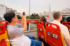 Du khách trải nghiệm xe buýt 2 tầng khi tham quan Thành phố Hồ Chí Minh. (Nguồn: Vietnam+)