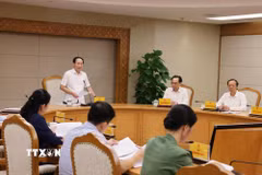 Phó Thủ tướng Lê Tiến Châu chủ trì họp với Bộ Giáo dục và Đào tạo cùng các bộ, cơ quan có liên quan về công tác chuẩn bị cho năm học 2026-2027. (Ảnh: Lâm Khánh/TTXVN)