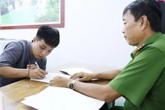 Đối tượng Trần Minh Thượng ra đầu thú tại Phòng Cảnh sát hình sự Công an tỉnh An Giang. (Ảnh: TTXVN phát)
