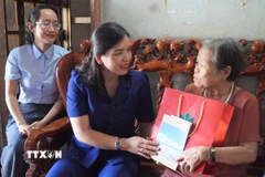 Tặng quà cho người có công với cách mạng. (Ảnh minh họa. Nguồn: TTXVN)