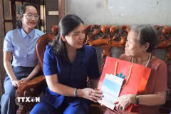 Tặng quà cho người có công với cách mạng. (Ảnh minh họa. Nguồn: TTXVN)