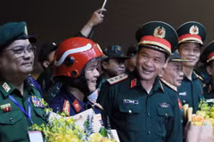 Thượng tướng Vũ Hải Sản, Thứ trưởng Bộ Quốc phòng đón và động viên khích lệ tinh thần lực lượng cứu hộ, cứu nạn hoàn thành nhiệm vụ tại Myanmar trở về. (Ảnh: TTXVN)