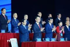 Thủ tướng Phạm Minh Chính và Đoàn Chủ tịch điều hành Đại hội đại biểu toàn quốc Hội Doanh nhân trẻ Việt Nam lần thứ VIII. (Ảnh: Dương Giang/TTXVN)