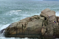 Khu vực nạn nhân đi câu cá bị sóng đánh rớt xuống biển mất tích. (Nguồn: Ảnh: Công an xã Xuân Lộc)