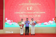 Viện trưởng Viện kiểm sát Nhân dân Tối cao Nguyễn Huy Tiến trao quyết định bổ nhiệm cho tân Viện trưởng Viện kiểm sát Nhân dân thành phố Hà Nội Nguyễn Hoài Nam và tân Phó Viện trưởng Đỗ Dương Toàn. (Ảnh: Kim Anh/TTXVN