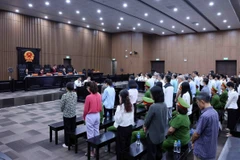 Các bị cáo tại phiên xét xử sơ thẩm vụ án xảy ra tại Tập đoàn FLC. (Ảnh: Phạm Kiên/TTXVN)