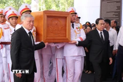 Các đồng chí lãnh đạo Đảng, Nhà nước, Quốc hội đưa Linh cữu nguyên Chủ tịch nước Trần Đức Lương vào nghĩa trang xã Phổ Khánh. (Ảnh: Phạm Cường/TTXVN)