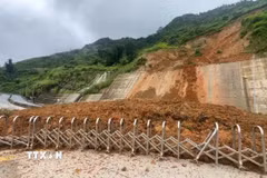 Sạt lở tại khu vực Trạm thu phí BOT trên Quốc lộ 4D, đất đá từ taluy dương tràn xuống gây ảnh hưởng lớn đến giao thông. Ảnh minh họa. (Ảnh: TTXVN phát)