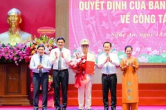 Lãnh đạo tỉnh Nghệ An tặng hoa chúc mừng Đại tá Đinh Việt Dũng. (Nguồn: Báo Nghệ An)