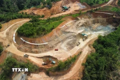 Thi công đường Đạo Nghĩa-Quảng Khê giai đoạn 2. (Ảnh: Hưng Thịnh/TTXVN)