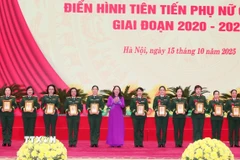 Phó Chủ tịch nước Võ Thị Ánh Xuân, Phó Chủ tịch thứ nhất Hội đồng Thi đua-Khen thưởng Trung ương tặng quà cho các cá nhân điển hình tiên tiến. (Ảnh: Trọng Đức/TTXVN)