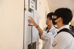Thí sinh kiểm tra tên, số báo danh. (Ảnh: Minh Quyết/TTXVN)