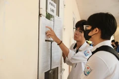 Thí sinh kiểm tra tên, số báo danh. (Ảnh: Minh Quyết/TTXVN)