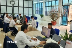 Cán bộ, công chức xã Tân Minh (Hải Phòng) tiếp người dân đến làm thủ tục hành chính. (Ảnh: TTXVN phát)