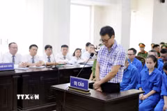 Bị cáo Đồng Xuân Thụ, cựu Tổng biên tập Tạp chí Môi trường và Đô thị Việt Nam tại phiên xét xử. (Ảnh: Thế Duyệt/TTXVN)