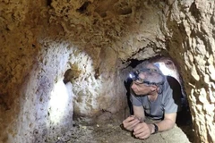 Giáo sư A.Frumkin trong hệ thống đường hầm có niên đại thế kỷ 15 tại thung lũng Beit She’an, được xây dựng dưới thời cai trị của người Mamluk. (Nguồn: Đại học Hebrew Jerusalem)