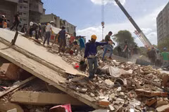 Các lực lượng cứu hộ Venezuela tìm kiếm những người mất tích và mắc kẹt dưới đống đổ nát. (Ảnh: Phi Hùng/TTXVN)