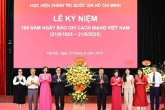 Giáo sư-Tiến sỹ Nguyễn Xuân Thắng, Ủy viên Bộ Chính trị, Giám đốc Học viện Chính trị Quốc gia Hồ Chí Minh, Chủ tịch Hội đồng Lý luận Trung ương tặng hoa chúc mừng Liên chi hội Nhà báo Học viện. (Ảnh: Minh Đức/TTXVN)