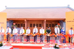 Lãnh đạo, nguyên lãnh đạo Đảng, Nhà nước, Quân khu 4, tỉnh Nghệ An cắt băng khánh thành Dự án Tu bổ, tôn tạo Di tích nhà thờ và mộ đồng chí Hồ Tùng Mậu. (Nguồn: Báo và Phát thanh Truyền hình Nghệ An)