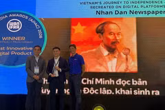 Nhà báo Nguyễn Hoàng Nhật, Phó Trưởng Ban Nhân Dân điện tử đại diện Báo Nhân Dân nhận giải thưởng tại giải Báo chí Kỹ thuật số châu Á (Digital Media Award Asia) 2026. (Nguồn: Báo Nhân Dân)